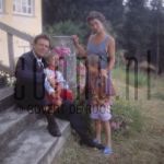 15-06-1988 Rob de Nijs / Belinda Meuldijk and children at Corsica. June 15, 1988.

[keywords]Posed, Eyecontact, Stairs[/keywords]